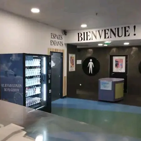 Luxury tent Amenage Sans Sanitaires A L'interieur Sur Un Stationnement Public *