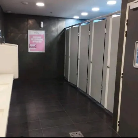 אוהל מפואר Amenage Sans Sanitaires A L'interieur Sur Un Stationnement Public מונפלייה