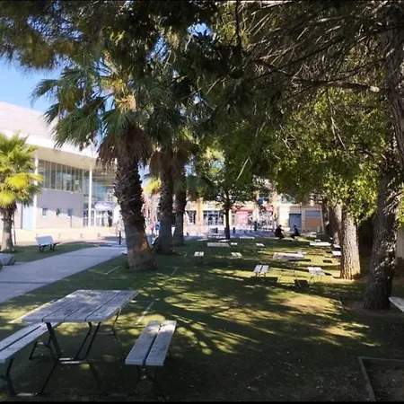Amenage Sans Sanitaires A L'interieur Sur Un Stationnement Public
