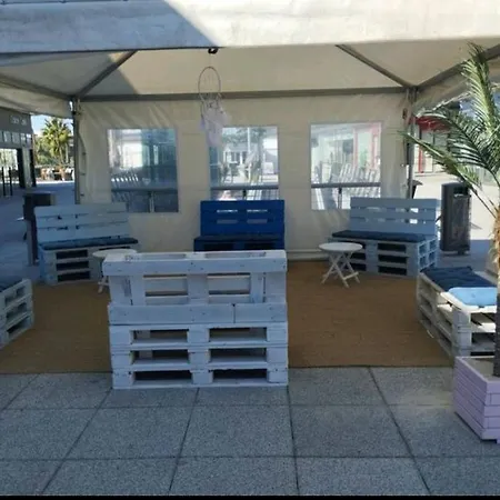 Amenage Sans Sanitaires A L'interieur Sur Un Stationnement Public Luxury tent
