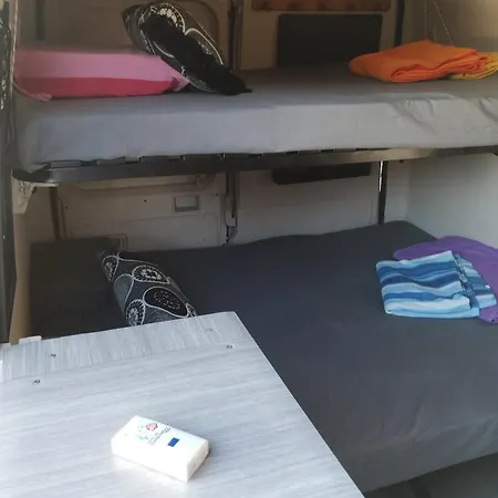 Luxury tent Amenage Sans Sanitaires A L'interieur Sur Un Stationnement Public *